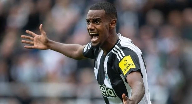 Alexander Isak lọt tầm ngắm của cả Arsenal và Barca.