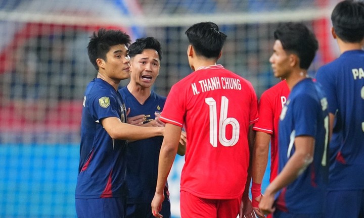 Trước đó, trong tuyên bố chính thức, Liên đoàn bóng đá cho rằng phong cách quản lý và lối chơi của ĐTQG dưới thời HLV Ishii không phù hợp với định hướng. Bên cạnh đó, thành tích chung của vị này cũng không tốt. supachok-viet-nam-thai-lan-17100581.jpg