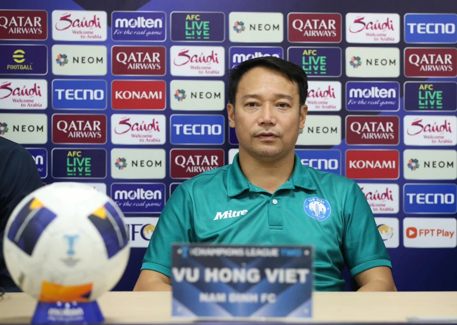 HLV Vũ Hồng Việt hài lòng với trận thắng Tampines Rovers.