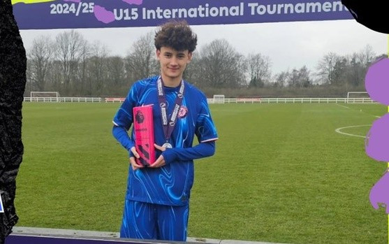 Arthur Barratt vô địch U15 Premier League cùng Chelsea.