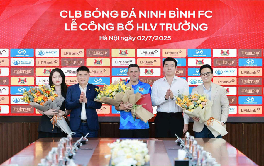 HLV người Tây Ban Nha Gerard Albadalejo dẫn dắt CLB Ninh Bình ở V-League 2025/26.