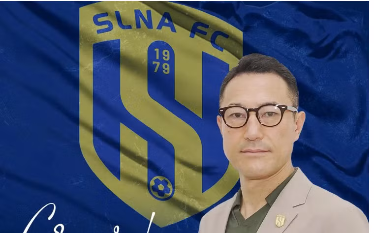 Giám đốc kỹ thuật Hideaki Shoji chia tay Sông Lam Nghệ An. Ảnh: SLNA FC.