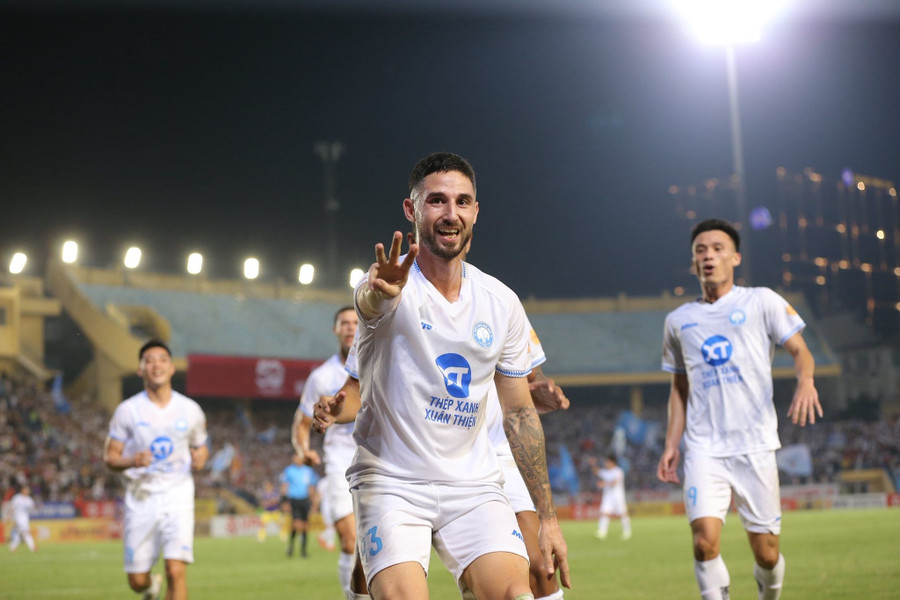 Hậu vệ Kevin Phạm Ba cân nhắc nhập tịch Việt Nam.