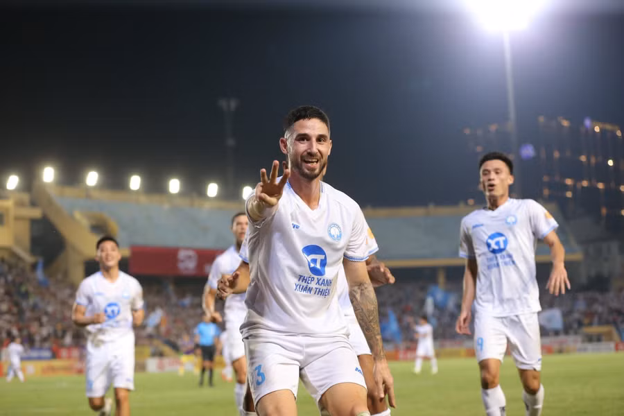 Hậu vệ Kevin Phạm Ba cân nhắc nhập tịch Việt Nam.