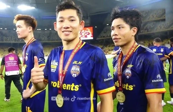 Hai Long và Hoàng Đức được đánh giá cao ở trận đấu với Man United.