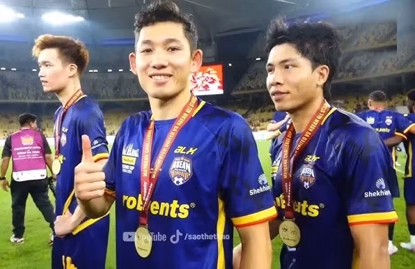 Hai Long và Hoàng Đức được đánh giá cao ở trận đấu với Man United.