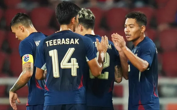 Tuyển Thái Lan vào bán kết AFF Cup với ngôi nhất bảng A.