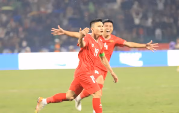 Tuyển Việt Nam vươn lên dẫn đầu bảng B sau trận thắng Indonesia.