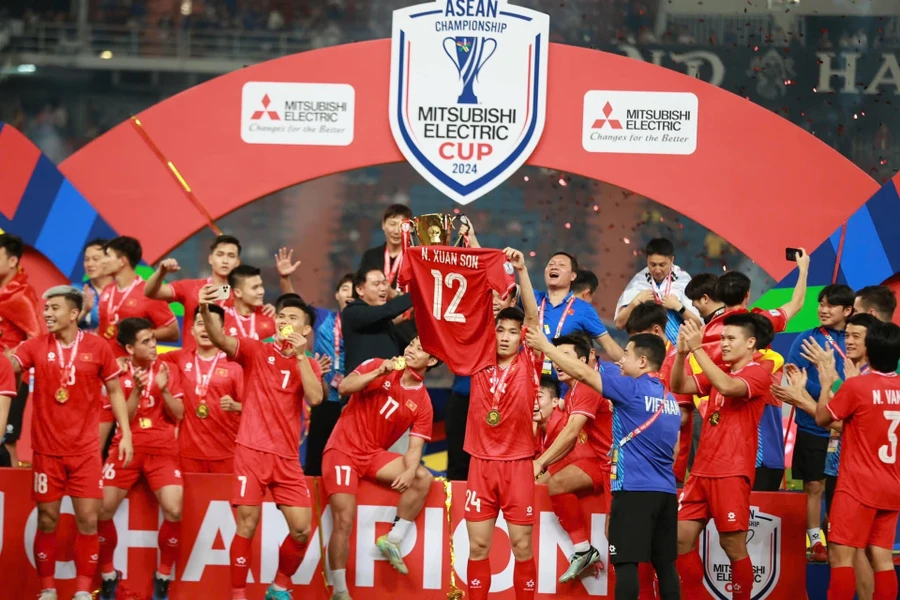 Tuyển Việt Nam vô địch AFF Cup với thành tích bất bại.