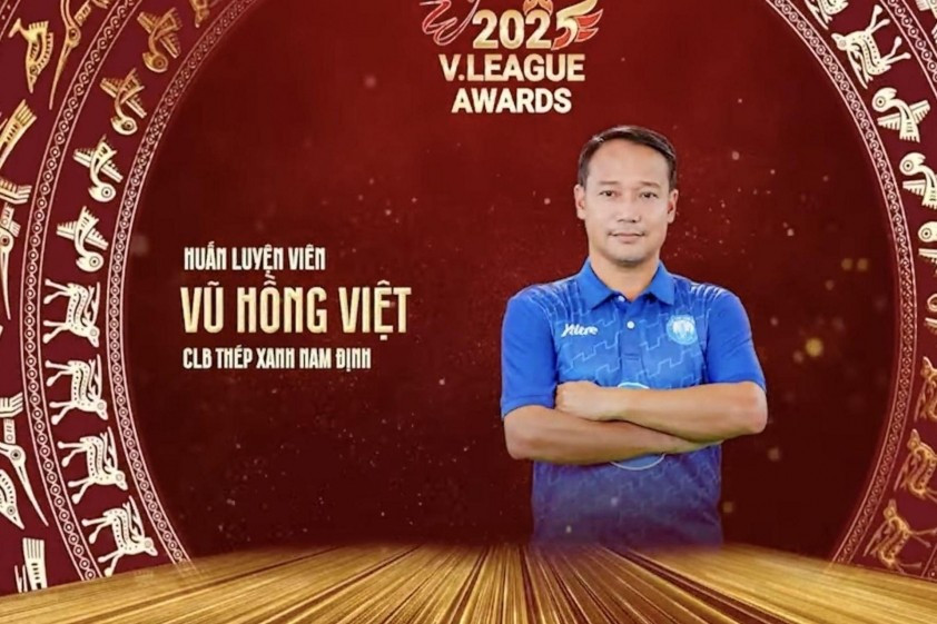 HLV Vũ Hồng Việt đoạt giải thưởng HLV xuất sắc nhất V-League 2024/25.