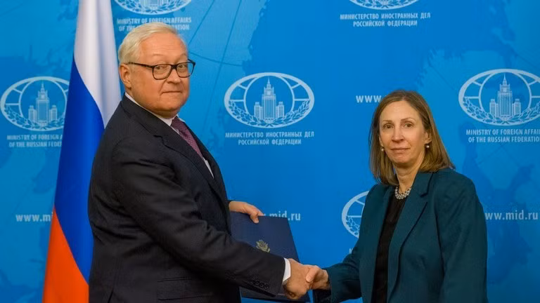 Thứ trưởng Ngoại giao Nga Sergey Ryabkov (trái) và Đại sứ Mỹ tại Nga Lynne Tracy (phải) tại Moscow, Nga, ngày 30 tháng 1 năm 2023. Ảnh: Bộ Ngoại giao Nga