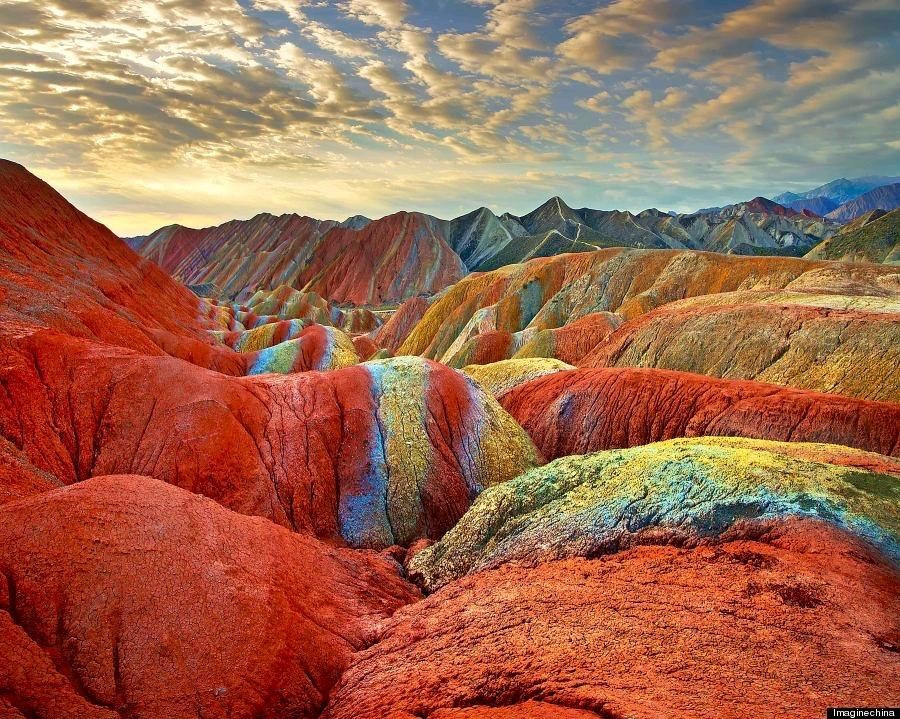 Những ngọn núi cầu vồng trong Công viên Địa chất Danxia Zhangye là một kỳ quan địa chất nổi tiếng thế giới. Màu sắc rực rỡ của chúng giống như một dải cầu vồng vắt ngang các đỉnh núi uốn lượn. rainbow-mountains-6.jpg