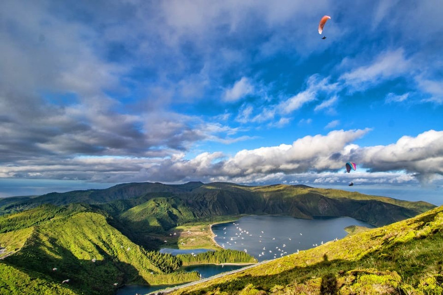 Họ thường xuyên trải qua những khoảng thời gian lãng mạn trên những ngọn đồi ở Sete Cidades. Nhưng mối quan hệ đã sớm bị vua cha của công chúa phát hiện và ép buộc phải chấm dứt. 145-1.jpg