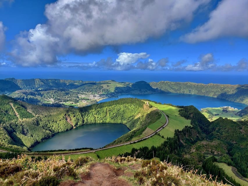Lagoa das Sete Cidades là một hồ nước ngọt và lớn nhất ở Azores, chiếm diện tích khoảng 4,3 km2 và độ sâu khoảng 33 mét. Hồ Lagoa das Sete Cidades được hình thành trong miệng núi lửa đã có đợt phun trào lớn vào năm 1445. 145-5.jpg