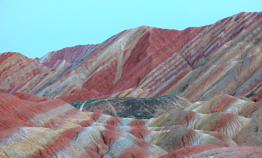 Công viên quốc gia Danxia Zhangye nằm ở tỉnh Cam Túc, tây bắc Trung Quốc, với diện tích lên tới 200 dặm vuông. Nơi đây được UNESCO công nhận là Di sản Thế giới vào năm 2009, thu hút rất nhiều du khách. linze-zhangye-gansu-china-panoramio-4.jpg