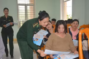 Bộ Chỉ huy BĐBP tỉnh Quảng Bình phổ biến kiến thức pháp luật cho người dân vùng biên. 