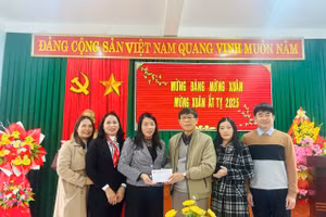 Ngành Giáo dục và Đào tạo Quảng Bình thăm, tặng quà cho giáo viên vùng khó.