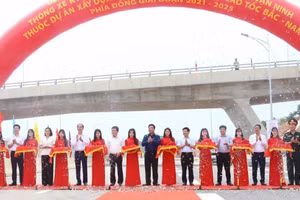 Đại biểu cắt băng thông xe kỹ thuật dự án thành phần cao tốc Bắc - Nam phía đông đoạn Bùng - Vạn Ninh.