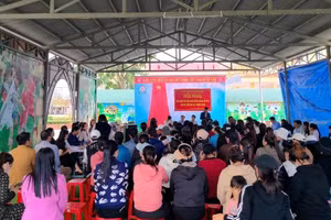 Buổi đối thoại chưa tìm được tiếng nói chung giữa chính quyền và phụ huynh học sinh.