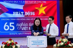 Bà Lê Thị Hương, Giám đốc Sở GD&ĐT Quảng Trị tham gia ủng hộ nhân dân Cuba.
