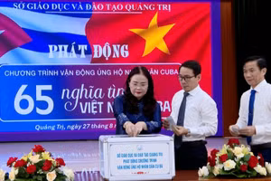 Bà Lê Thị Hương, Giám đốc Sở GD&ĐT Quảng Trị tham gia ủng hộ nhân dân Cuba.