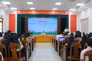 Sở GD&ĐT Quảng Bình tổ chức gặp mặt giáo viên hợp đồng.