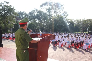 Tuyên truyền Luật phòng chống tác hại thuốc cho học sinh Trường THPT Hùng Vương.