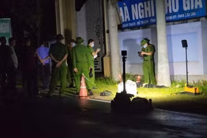 Lực lượng chức năng khám nghiệm hiện trường điều tra vụ án mạng.