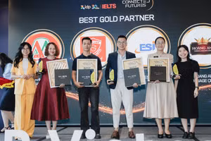 Đại diện Trung tâm Ngoại ngữ Quốc tế Asemlink (thứ ba từ trái sang) nhận giải thưởng Best Performance Award tại IDP Partner Excellence Awards 2026.