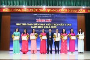 Ông Đặng Ngọc Tuấn, Giám đốc Sở GD&ĐT Quảng Bình trao giải cho các giáo viên.