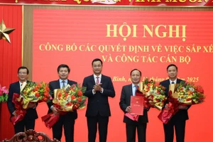 Ông Lê Ngọc Quang, Bí thư Tỉnh ủy Quảng Bình trao quyết định và tặng hoa Đảng bộ các cơ quan Đảng tỉnh.