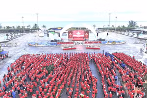 Đông đảo người dân tỉnh Quảng Trị tham gia chương trình "Cùng Việt Nam tiến bước”.