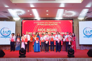 Giám đốc Sở GD&ĐT Quảng Trị, TS Lê Thị Hương trao quyết định bổ nhiệm cán bộ quản lý các đơn vị trực thuộc.