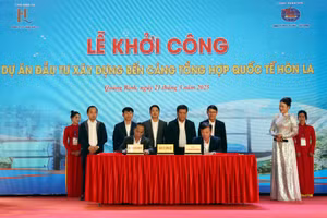 Lễ ký cam kết tín dụng đầu tư xây dựng cảng tổng hợp quốc tế Hòn La.