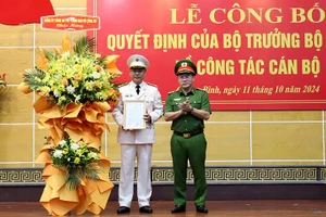 Trung tướng Nguyễn Văn Long trao Quyết định bổ nhiệm Giám đốc Công an tỉnh Quảng Bình cho Đại tá Nguyễn Thanh Liêm.