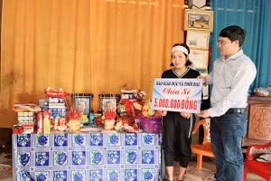 Báo GD&TĐ đã hỗ trợ cho gia đình chị Tưởng số tiền 5.000.000 đồng.