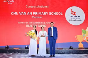 Đại diện Trường TH Chu Văn An nhận giải Nhất hạng mục “Healthy Eating” tại Bangkok (Thái Lan).
