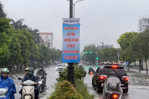 Mưa lớn lúc sáng sớm khiến một số tuyến đường tại TP Đồng Hới ngập sâu.