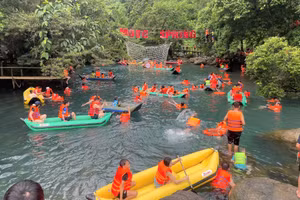 Các điểm du lịch ở Di sản thiên nhiên thế giới Phong Nha - Kẻ Bàng (Quảng Bình) đông kín người dịp lễ.