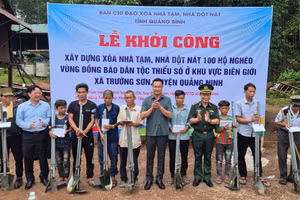 Bí thư Tỉnh ủy Lê Ngọc Quang và các đại biểu thực hiện nghi lễ khởi công.