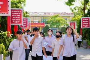 Thí sinh Quảng Bình hoàn thành môn Tiếng Anh, kết thúc Kỳ thi tuyển sinh lớp 10 hệ không chuyên.