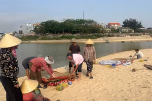 Thi thể hai học sinh đuối nước khi tắm sông ở Quảng Bình được tìm thấy sáng nay.