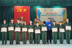 Ban tổ chức tuyên dương, khen thưởng học viên xuất sắc trong chương trình "Học kỳ trong quân đội".