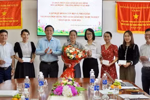 Lãnh đạo Sở LĐTBXH Quảng Bình tặng quà cho các nhà giáo tham gia Hội giảng.