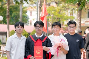 Em Nguyễn Văn Hùng Quân (thứ hai từ trái qua) đỗ đầu khối C00 của tỉnh Quảng Trị với tổng điểm 29,25.