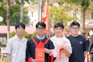 Em Nguyễn Văn Hùng Quân (thứ hai từ trái qua) đỗ đầu khối C00 của tỉnh Quảng Trị với tổng điểm 29,25.