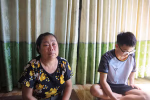 Người mẹ khóc thương con vì gia đình khốn khó mà Nghĩa vụt mất cơ hội đến với giảng đường.