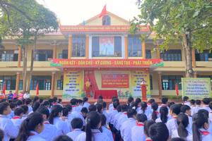 Bàn giao mô hình “Cổng trường ATGT” cho Trường THCS-THPT Việt Trung (huyện Bố Trạch, tỉnh Quảng Bình).