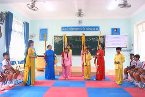 Buổi sinh hoạt văn nghệ dân gian của Câu lạc bộ "Em yêu làn điệu dân ca” tại Trường TH Nhân Trạch.