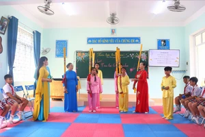Buổi sinh hoạt văn nghệ dân gian của Câu lạc bộ "Em yêu làn điệu dân ca” tại Trường TH Nhân Trạch.